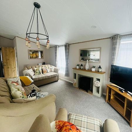 Lucky Lodge With Hot Tub York Extérieur photo