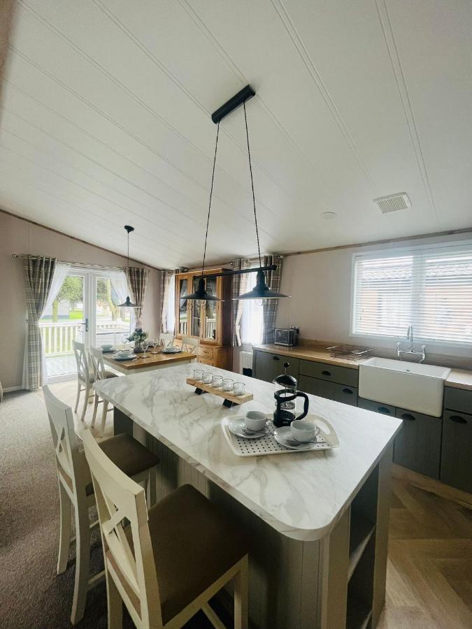 Lucky Lodge With Hot Tub York Extérieur photo