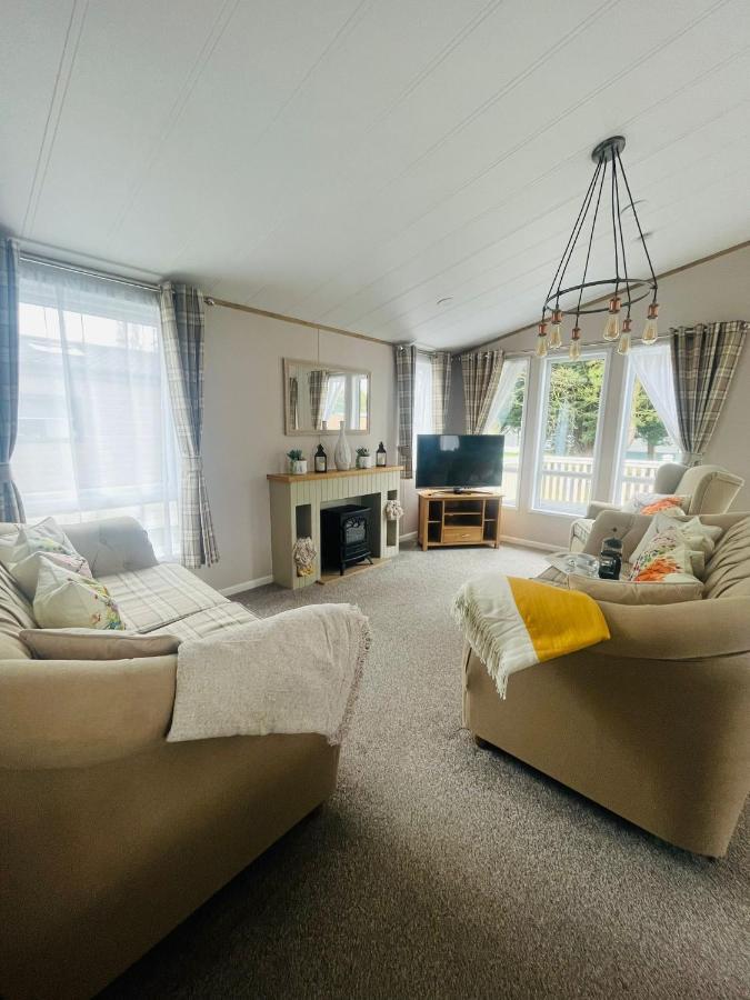 Lucky Lodge With Hot Tub York Extérieur photo