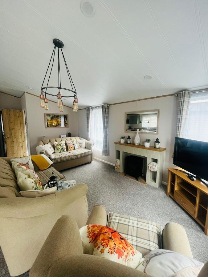 Lucky Lodge With Hot Tub York Extérieur photo