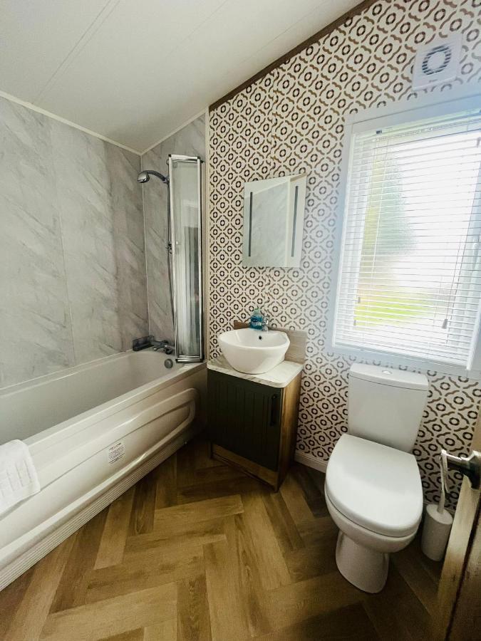 Lucky Lodge With Hot Tub York Extérieur photo
