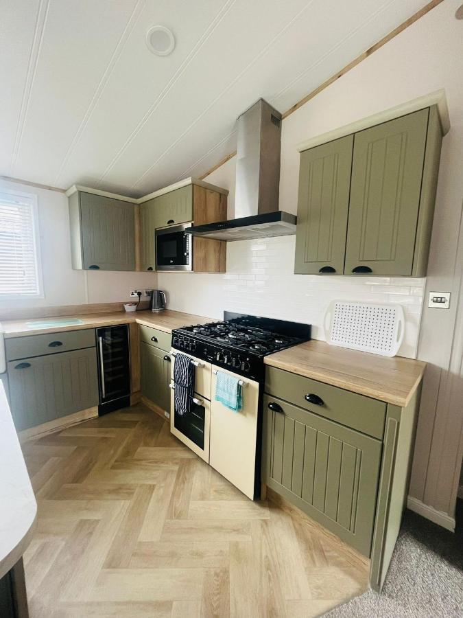 Lucky Lodge With Hot Tub York Extérieur photo