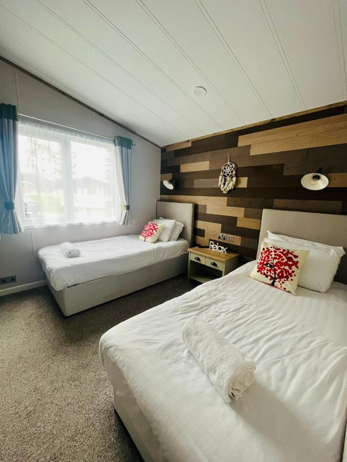 Lucky Lodge With Hot Tub York Extérieur photo