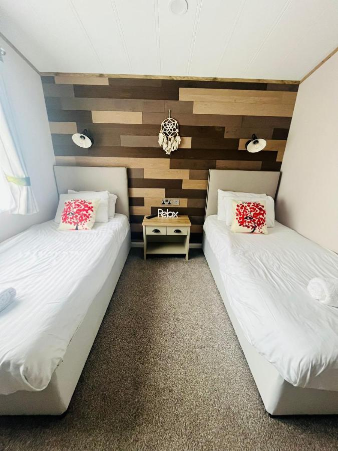 Lucky Lodge With Hot Tub York Extérieur photo
